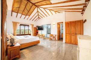 Ropa de cama hipoalergénica, cubrecamas, escritorio y wifi gratis 