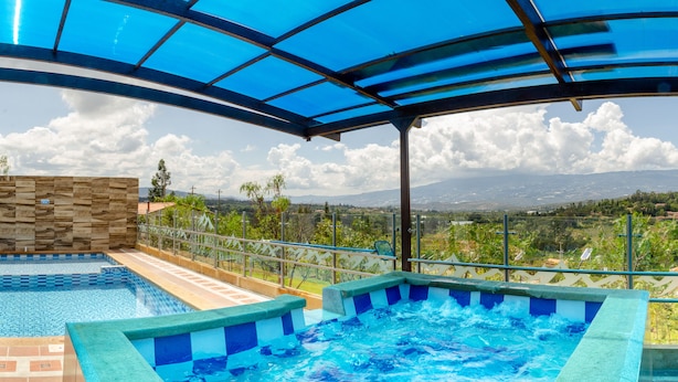 A rooftop pool with a clear view of the surrounding landscape. - Hotel Cordillera de los Andes  (Villa de Leyva)