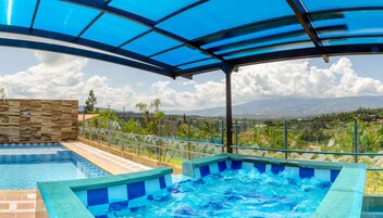 Bañera de hidromasaje al aire libre