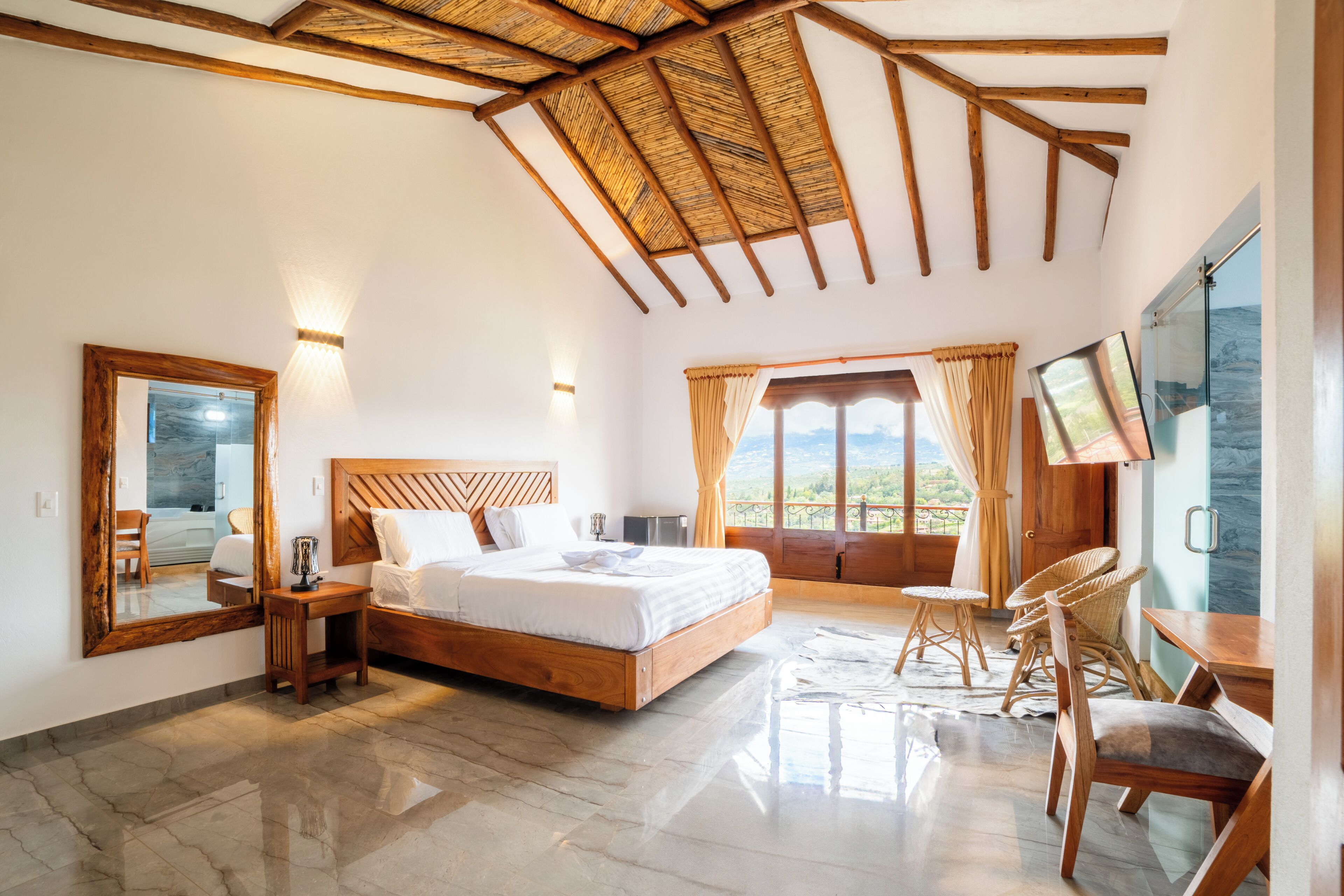 Suite | Hypo-allergenic bedding, down comforters, desk, free WiFi