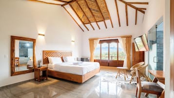 Suite | Hypo-allergenic bedding, down comforters, desk, free WiFi