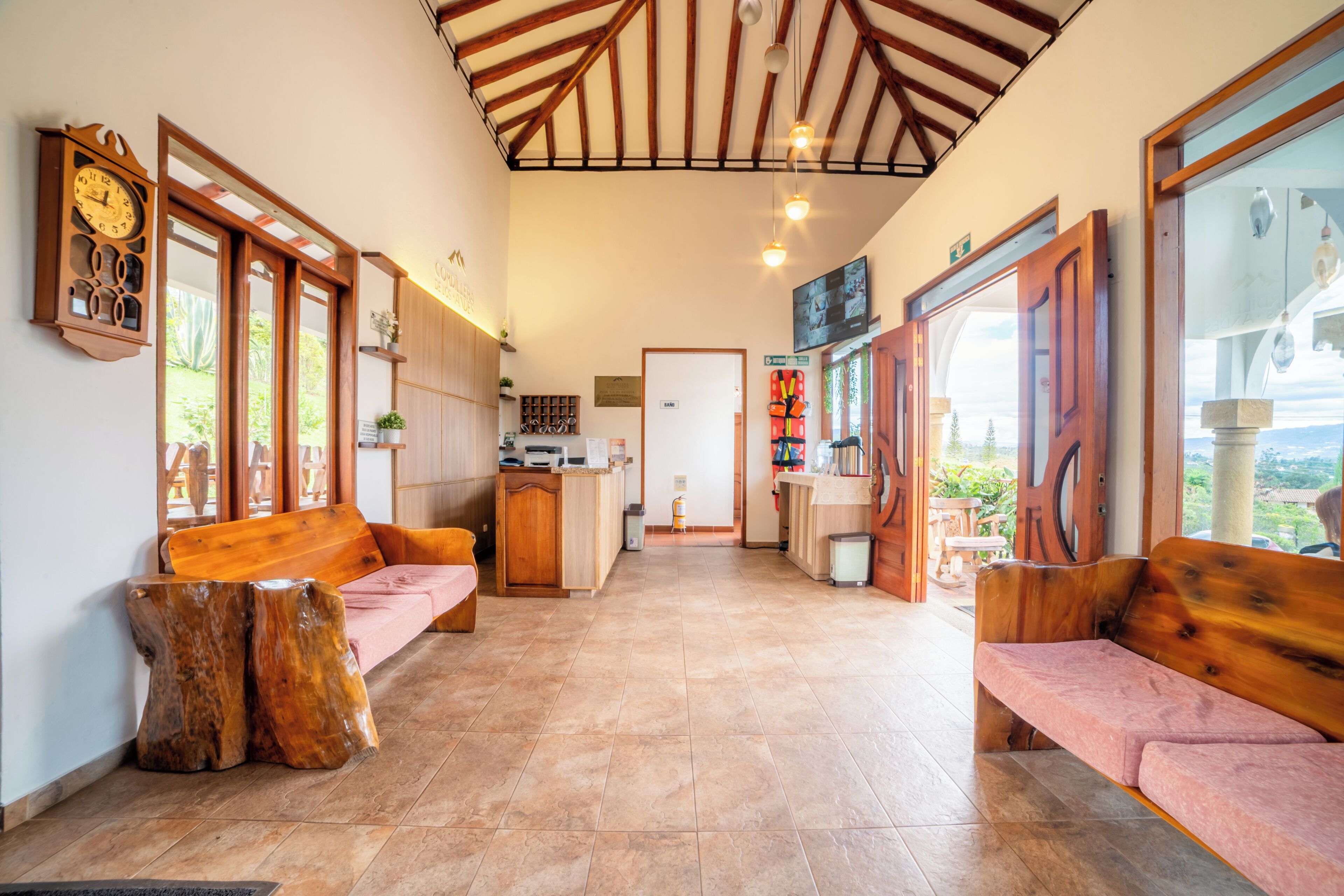 Un interior amplio con muebles de madera, un ventanal y vistas al exterior.