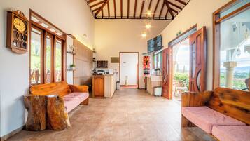 Un interior amplio con muebles de madera, un ventanal y vistas al exterior.