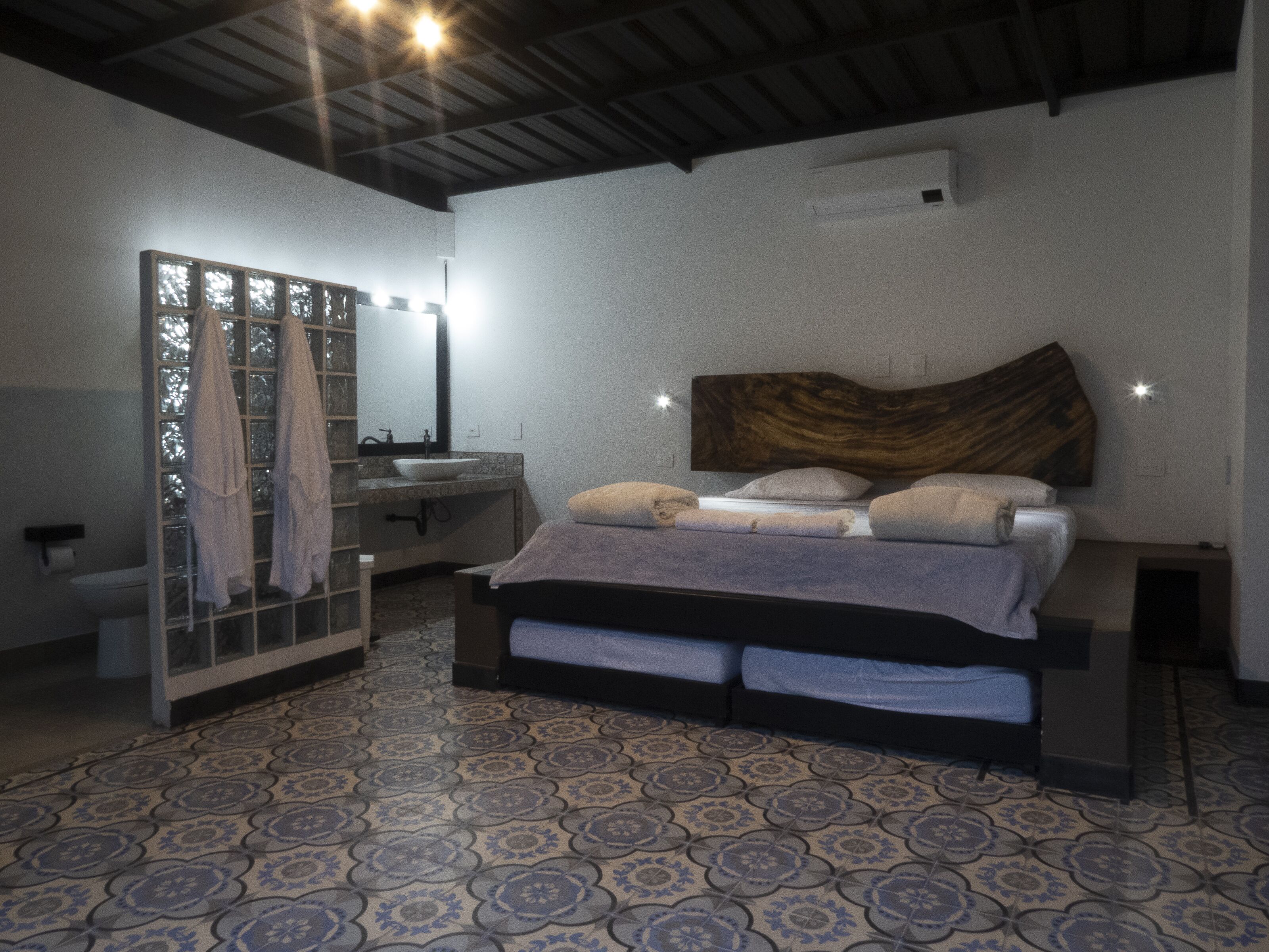 スーペリア 4 人部屋 | 低刺激性寝具、ミニバー、ベッドシーツ