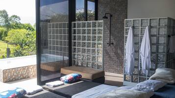 Hypo-allergenic bedding, minibar, bed sheets