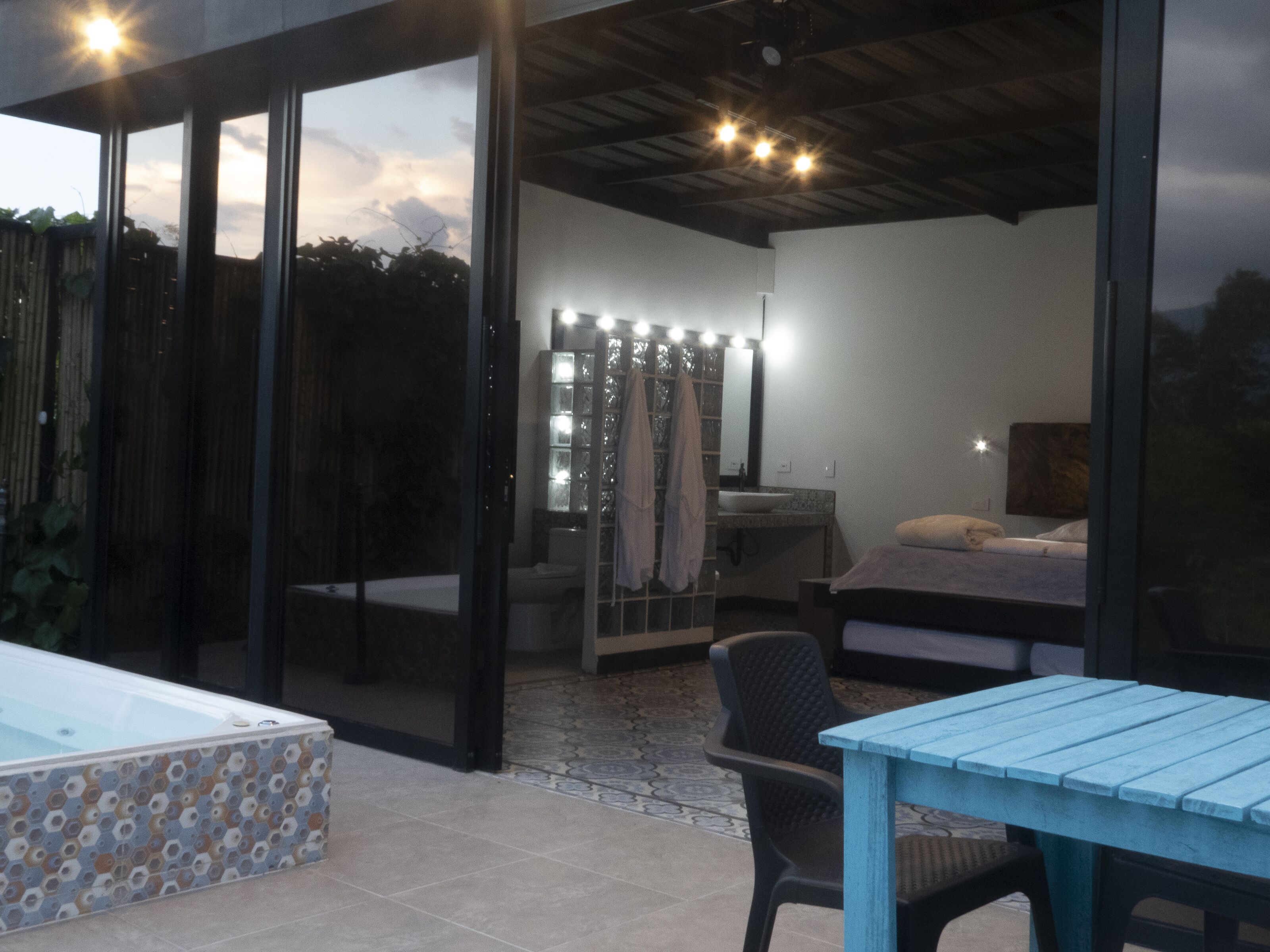 Hypo-allergenic bedding, minibar, bed sheets