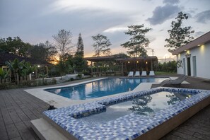 Outdoor pool, pool loungers - Finca Hotel Rosa Antonia (Calarcá)