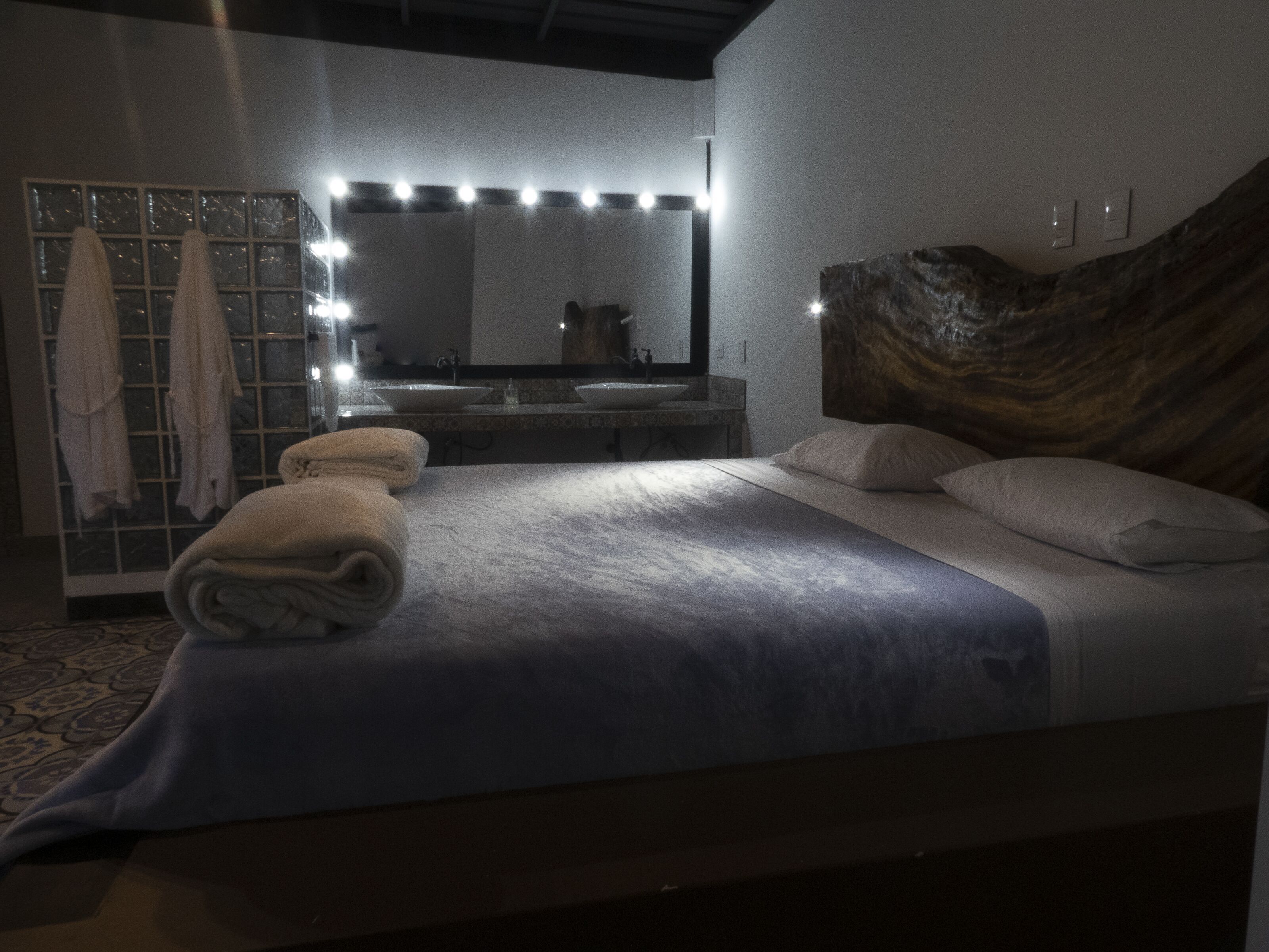 Hypo-allergenic bedding, minibar, bed sheets