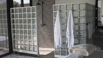 Quarto quádruplo superior | 1 quarto, roupas de cama antialérgicas, frigobar, roupa de cama