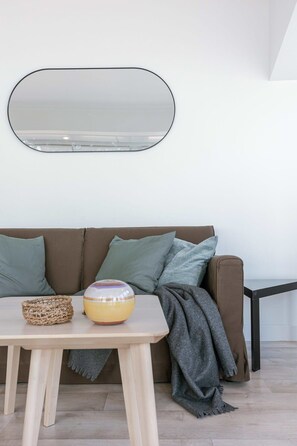 Fernseher, DVD-Player, Stereoanlage, Arbeitsbereiche