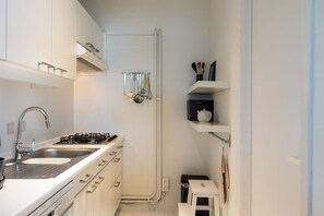 Kühlschrank, Mikrowelle, Herdplatte, Geschirrspüler