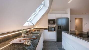 Réfrigérateur, micro-ondes, four, plaque de cuisson