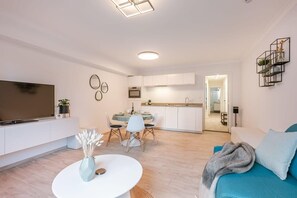 Fernseher, DVD-Player, Arbeitsbereiche