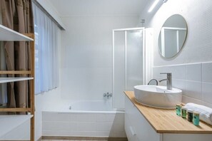 Dusche, Haartrockner, Handtücher