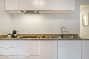 Kjøleskap, mikrobølgeovn, ovn og kokeplater