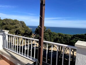 Property grounds - FIRST LINE BEACH HOUSE (CT)