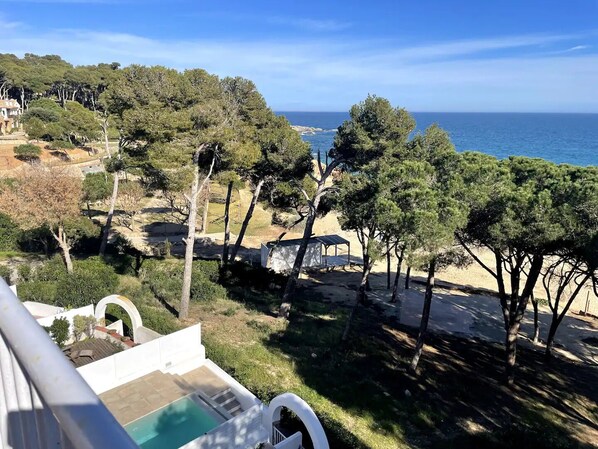 Property grounds - FIRST LINE BEACH HOUSE (CT)