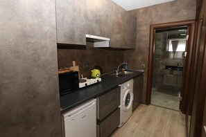 Mini-fridge, microwave, oven, cookware/dishes/utensils - Galata Trend Apart (Istanbul)