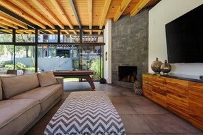 テレビ、暖炉、テーブルサッカー台