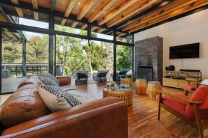 テレビ、暖炉、テーブルサッカー台