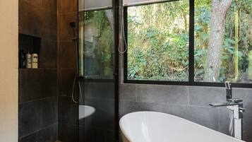 Bathtub, shampoo