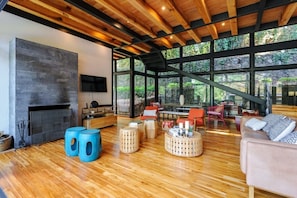 Télévision, cheminée, baby-foot