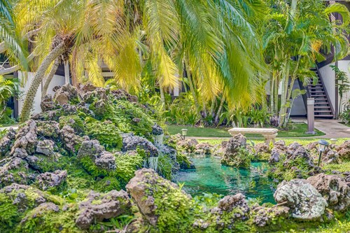 Beautiful Beach Chic Condo, Large Lanai, Beach Across Street!