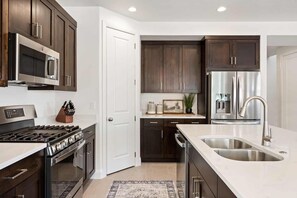 Refrigerador, microondas, horno y parrilla de estufa 