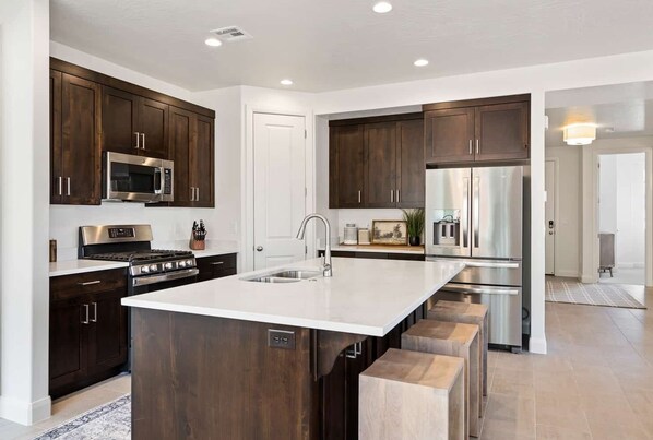 Réfrigérateur, four à micro-ondes, un four, surface de cuisson