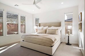5 Schlafzimmer, Schreibtisch, Bügeleisen/Bügelbrett, Reisekinderbett