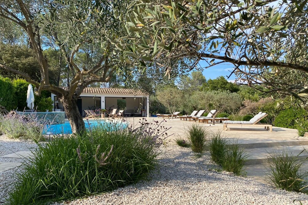 Charming, chic, secluded villa within walking distance from Lorgues