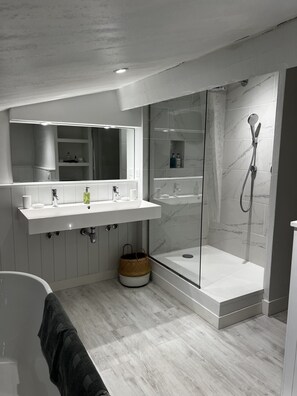 Shower, hair dryer, bidet, towels - Charming, chic, secluded villa within walking distance from Lorgues (Lorgues)