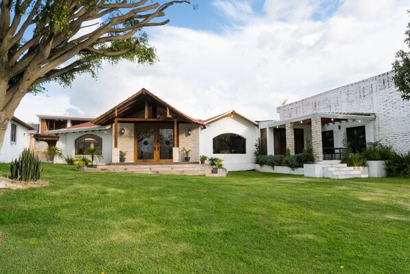 Exterior - 15 min from airport! Luxurious Gated Estate with Mountain Views from the Valley. (Tumbaco, Villa Vega)