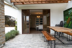 Outdoor dining - 15 min from airport! Luxurious Gated Estate with Mountain Views from the Valley. (Tumbaco, Villa Vega)