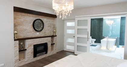 15 min from airport! Luxurious Gated Estate with Mountain Views from the Valley.