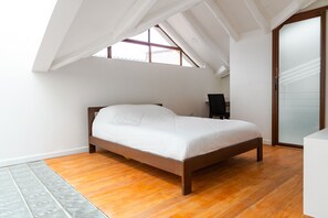 5 bedrooms, desk, iron/ironing board, WiFi