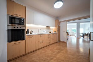 Kjøleskap, mikrobølgeovn, ovn og oppvaskmaskin