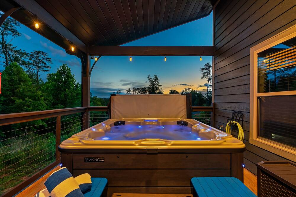 August Specials! ~ Cozy 4BR ~ 🪵Fire Pit ⛰️Mt. Views ~ Pool Table 🎱 Hot Tub!