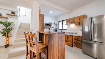 Een koelkast, een magnetron, een kookplaat, een vaatwasser