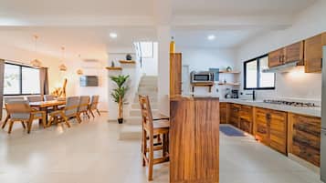 Kjøleskap, mikrobølgeovn, kokeplater og oppvaskmaskin