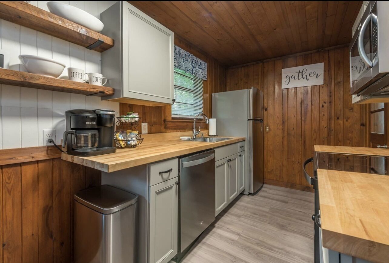 Cozy Cabin in Chimney Rock! Short walk to town!