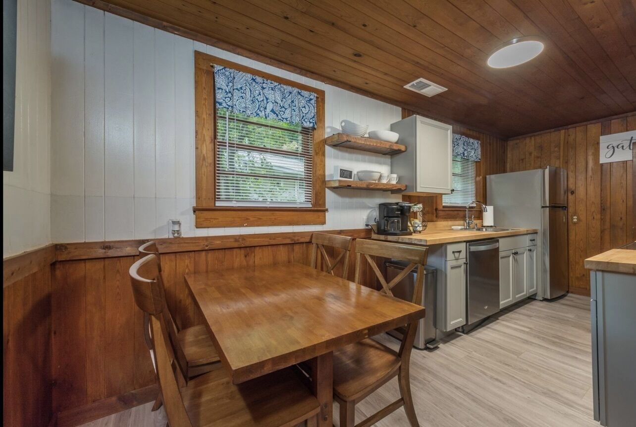 Cozy Cabin in Chimney Rock! Short walk to town!