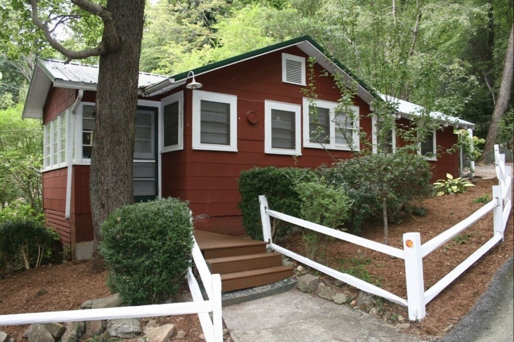Cozy Cabin in Chimney Rock! Short walk to town!