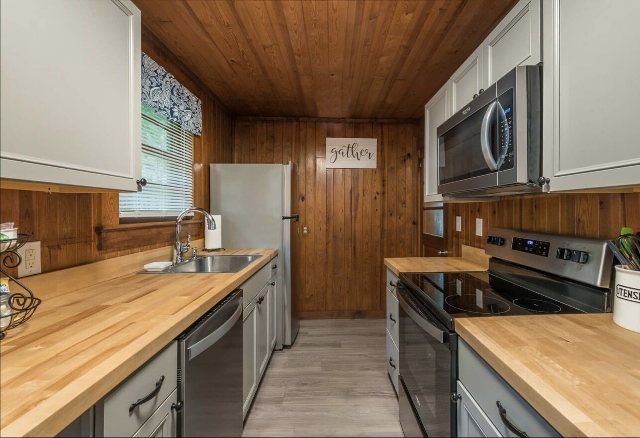 Cozy Cabin in Chimney Rock! Short walk to town!