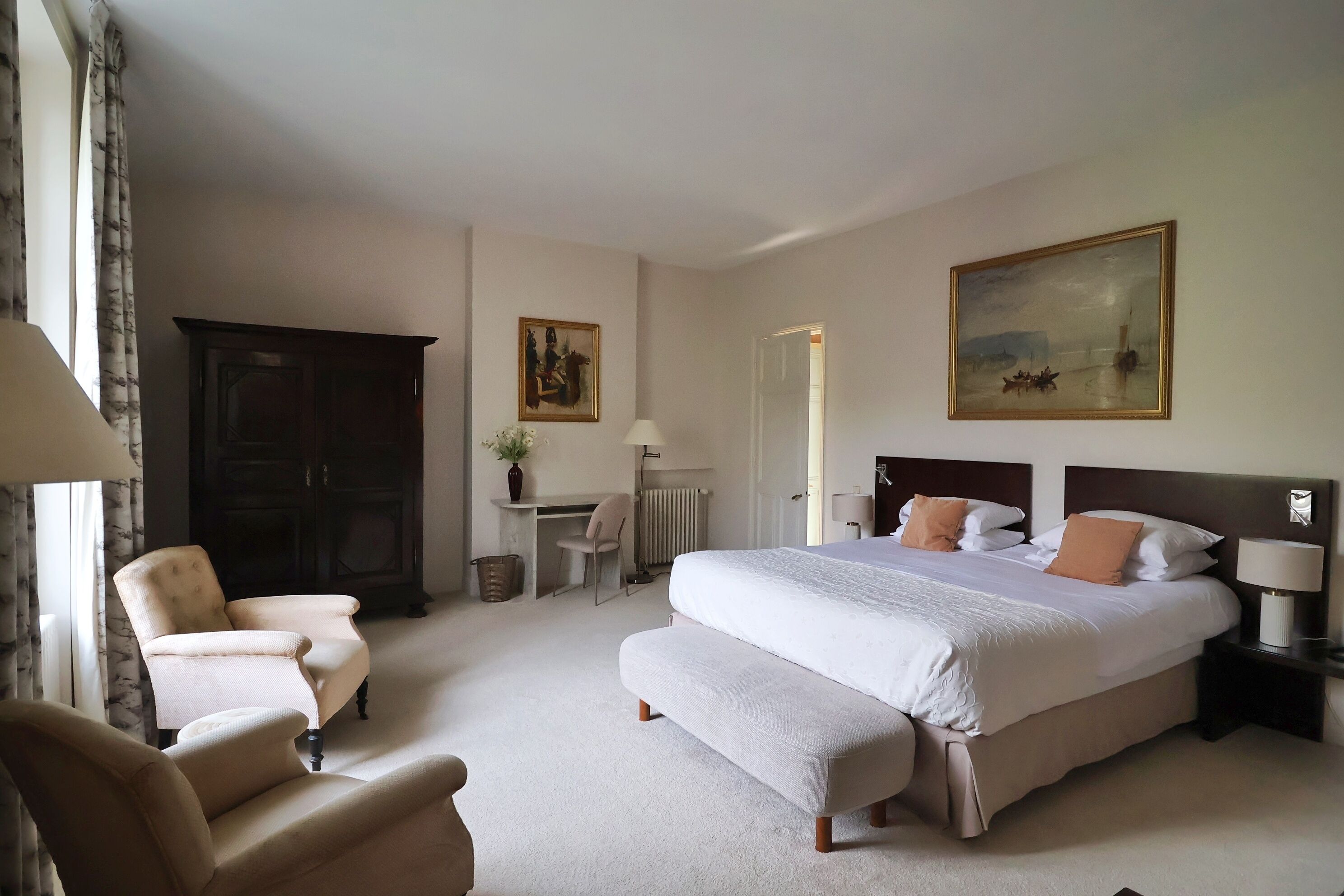 Signature-sviitti | Ylelliset vuodevaatteet, pillowtop-patjalliset sängyt, minibaari