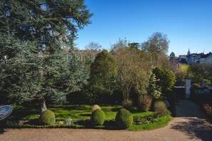 A well-maintained garden with neatly trimmed hedges and a variety of trees. - Château La Comtesse de Loire & Spa (Saumur)