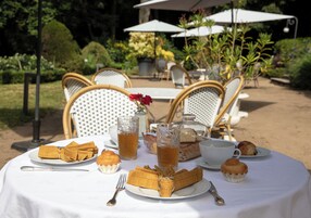 Desayuno continental diario (EUR 26 por persona)