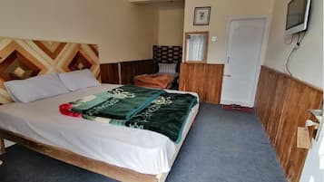 Deluxe Double Room | Iron/ironing board, free WiFi, bed sheets