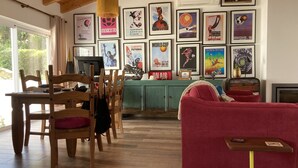 Ein Zimmer mit Holzmöbeln, einem roten Sofa und einer Wand, die mit Sportmemorabilien geschmückt ist.
