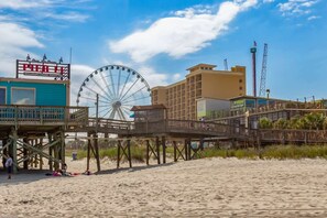 On the beach - Pink Surf by StayMareni - Oceanfront 2 Queens Suite (Myrtle Beach)